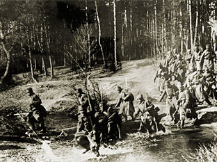 Русские солдаты переходят реку