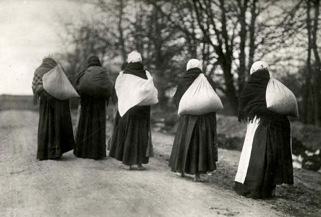 Русские женщины следуют за отступающей российской армией. Галиция. 1915 год.